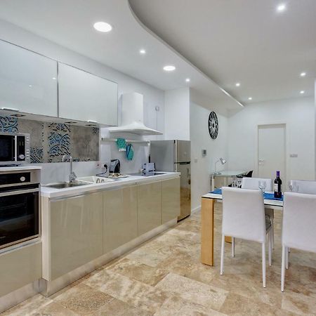 Modern 2 Bedroom Apartment In St Julians San Ġiljan Kültér fotó