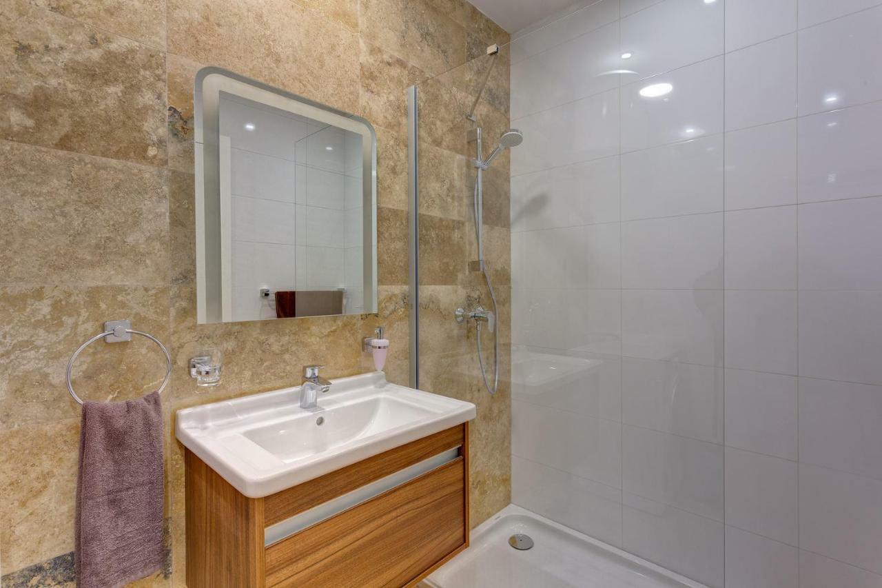 Modern 2 Bedroom Apartment In St Julians San Ġiljan Kültér fotó